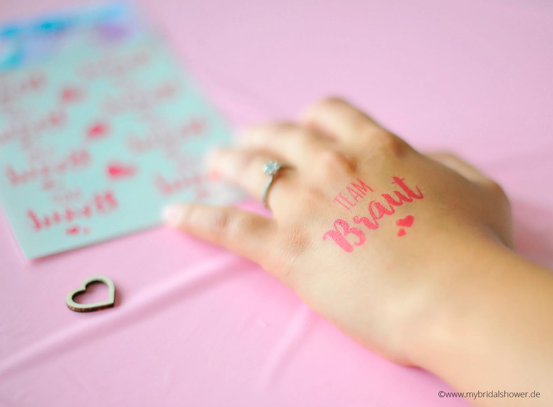 Braut-Tattoos in pink, temporäry tattoos