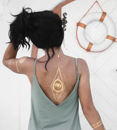 Gold Tattoos in großen Formaten auf Rücken
