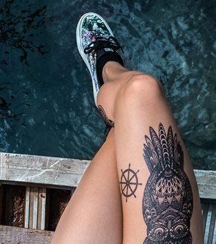 Fake-Tattoo auf Oberschenkel Bein