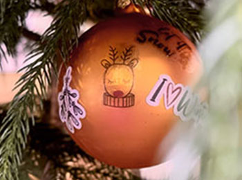 DIY Weihnachtskugeln tatöwieren